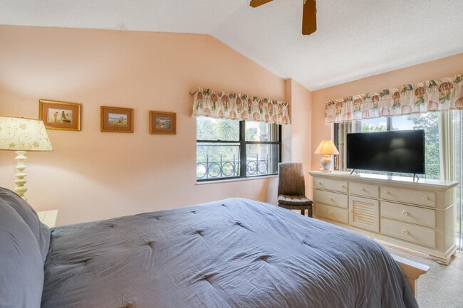 Building Photo - 28 Uno Lago Dr