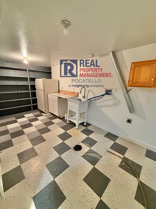 Building Photo - 3 bed 2 bath house - 1 car garage - PET FRIENDLY