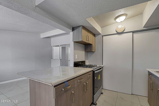 Building Photo - 4212 Roxbury Dr