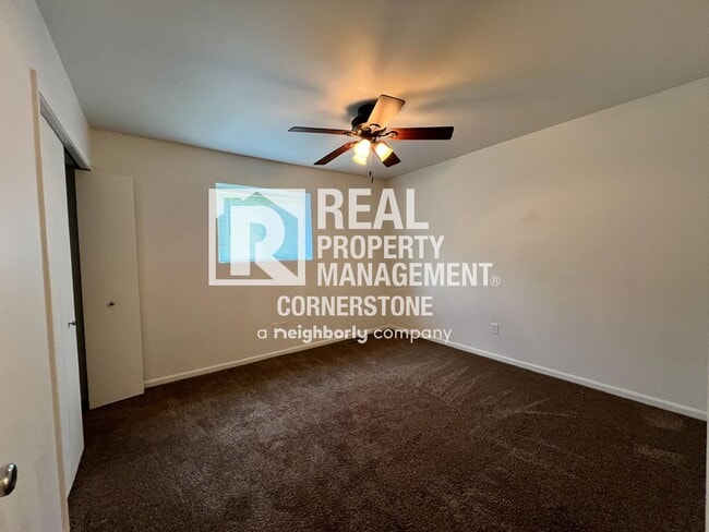 Building Photo - Move In Ready Townhome