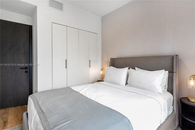 Building Photo - 398 NE 5th St