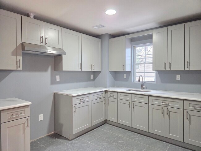 Building Photo - 82 Mallory Ave