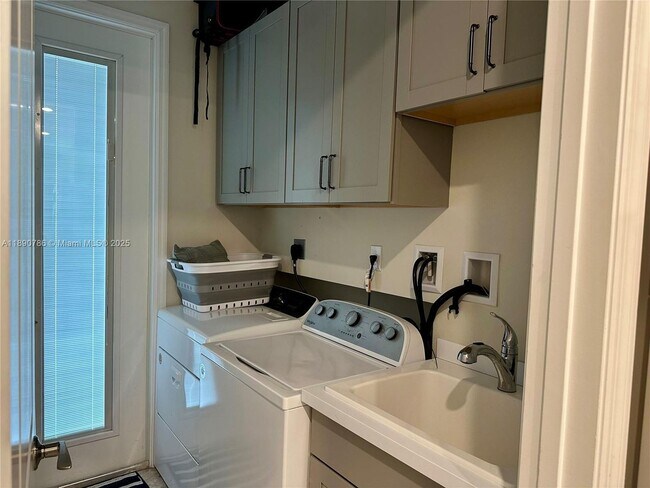 Building Photo - 4144 Greenway Dr