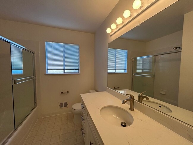 Building Photo - Updated 4-Bedroom Single-Story Home in Con...