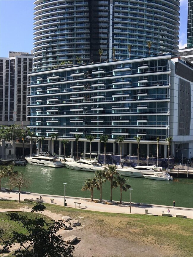 Building Photo - 465 Brickell Ave