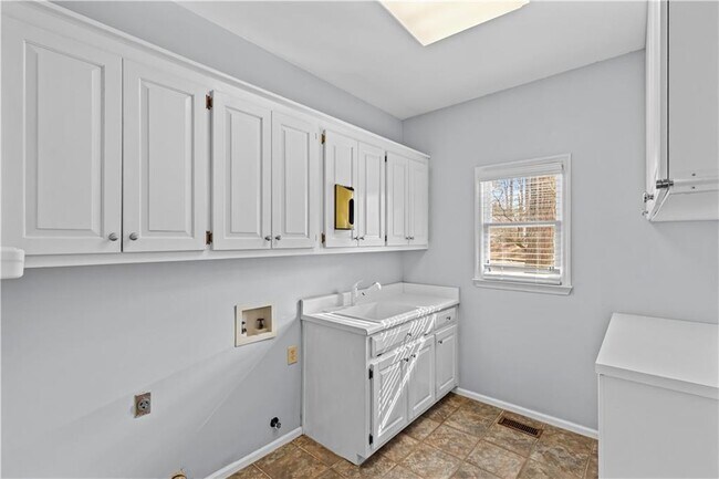 Building Photo - 3460 Goldenrod Dr