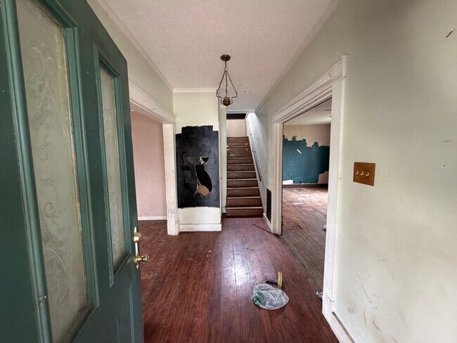 Building Photo - 805 S Hickory St