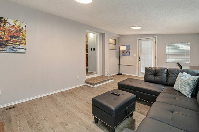 Building Photo - 112 Queenswood Dr