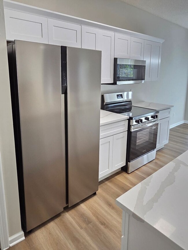 Building Photo - Updated 3 bed 2.5 bath Townhome located in...
