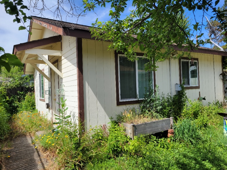 Building Photo - 859 Redway Dr