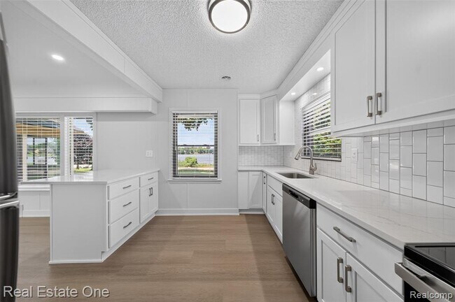Building Photo - 2079 Klingensmith Rd