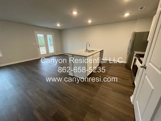 Building Photo - 5825 Vernier Dr SW