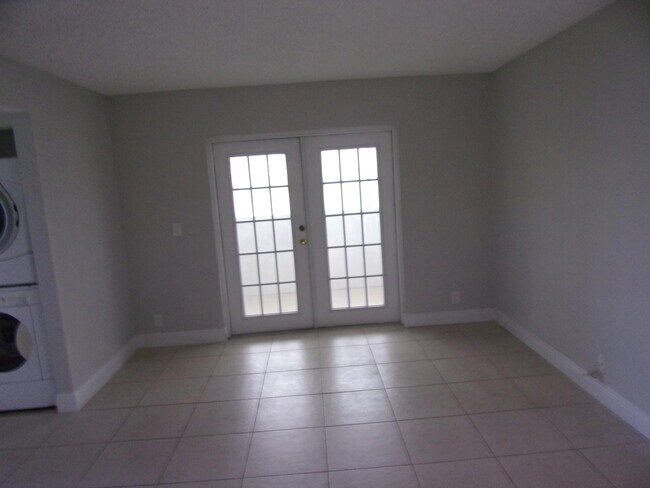 Building Photo - 1505 SE Royal Green Cir