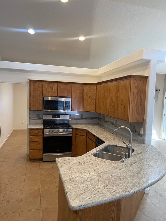 Building Photo - Charming Three Bedroom Pet Friendly Home in Lebanon Or!