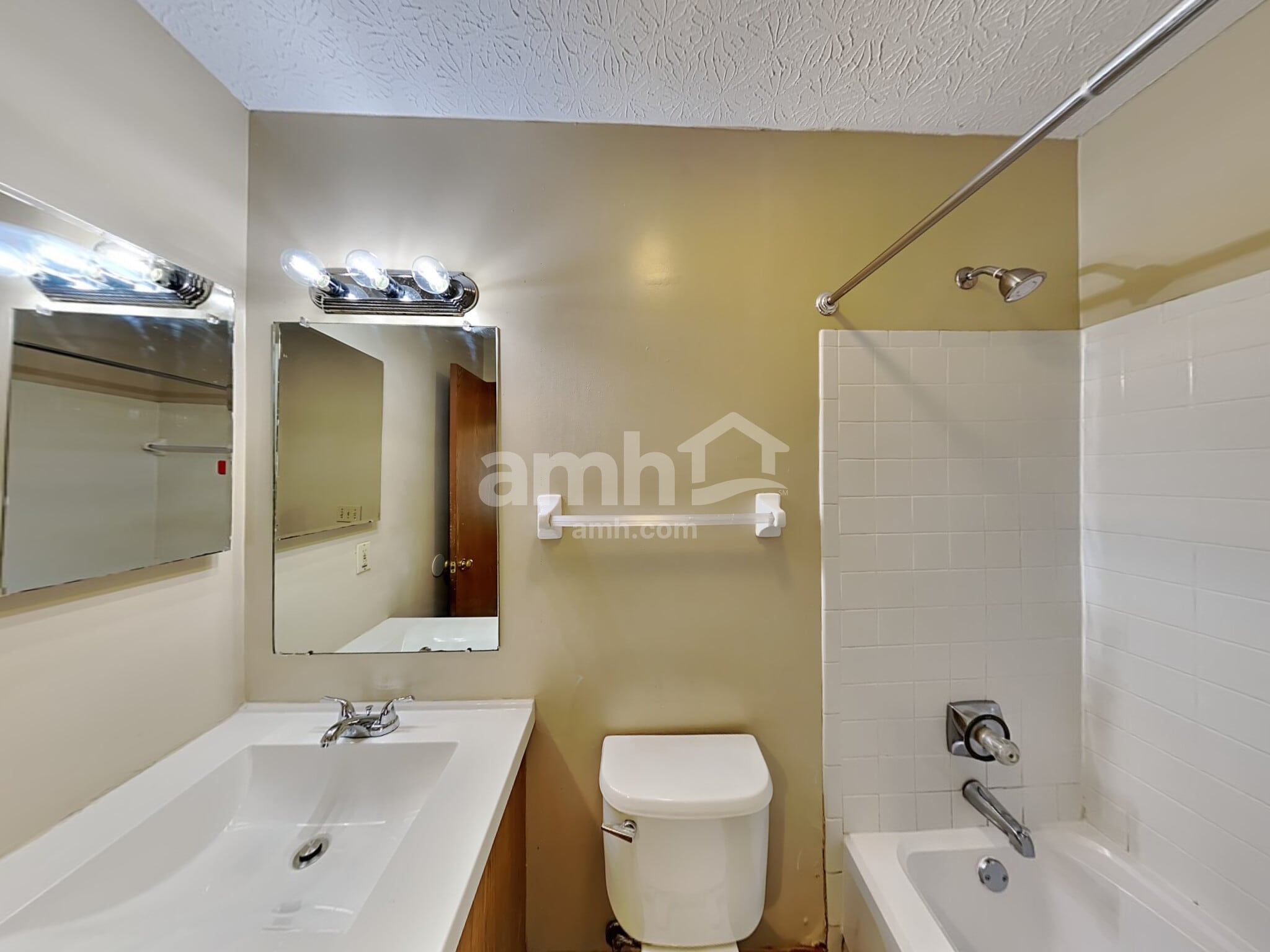 Building Photo - 4831 Ballentine Dr