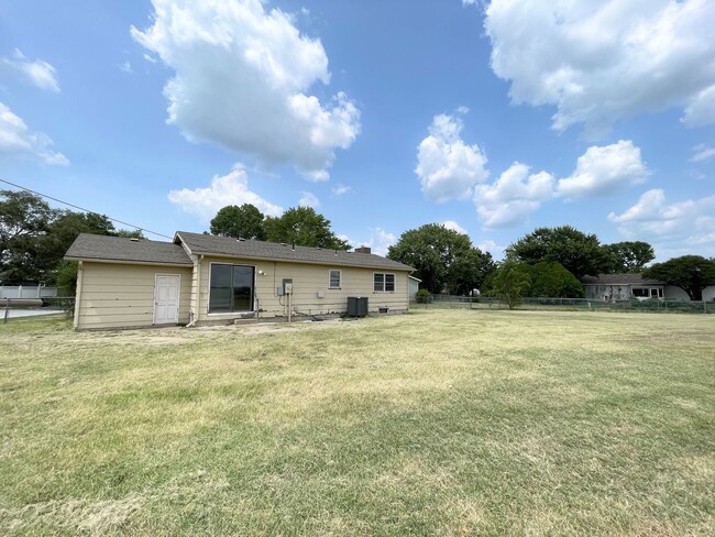 Building Photo - 3 Bedroom 2 Bath Home in Newton