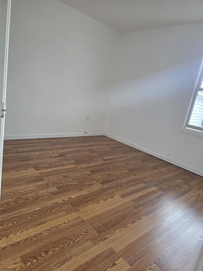 Building Photo - 72 Zabriskie St