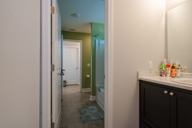 Building Photo - Spacious 4 Bed, 4 Bath Home in HOA Community