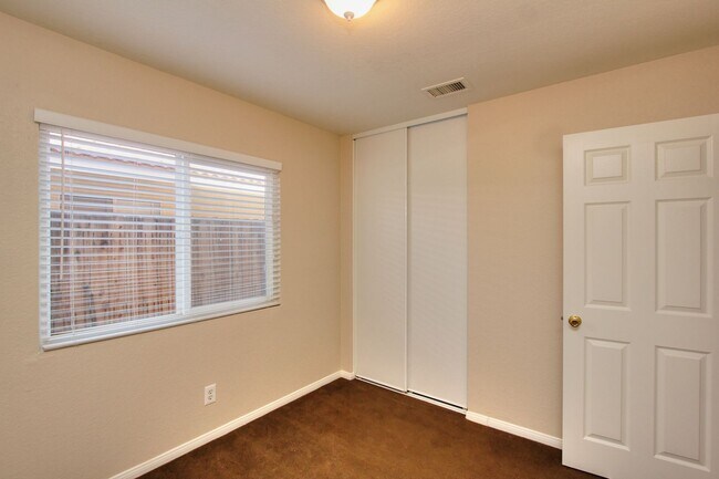 Building Photo - Spacious 3 Bedroom, 2 Bath Home in Beautiful Lake Elsinore!
