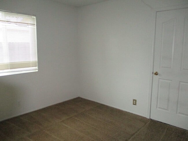 Building Photo - 731 Northampton Dr