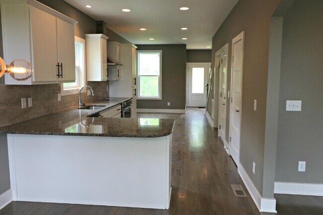 Building Photo - Spacious 4-Bedroom home minutes walk from the park!