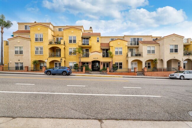 Building Photo - 2 Bedroom Condo in Downtown Ventura with O...