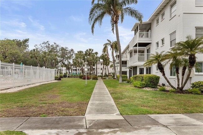 Building Photo - 2207 Sunset Dr