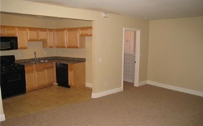 Building Photo - Great, Upstairs Large Studio in Quiet Gate...