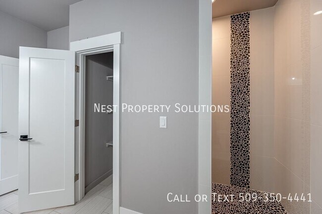 Building Photo - 1213 Rd F .2 NE