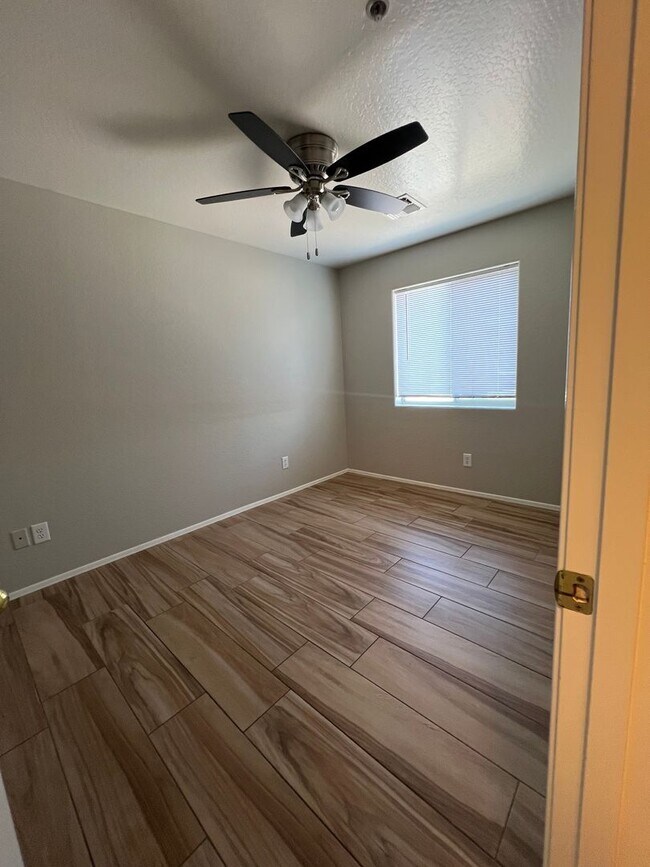 Building Photo - 3 BED 2.5 Bath $1450.