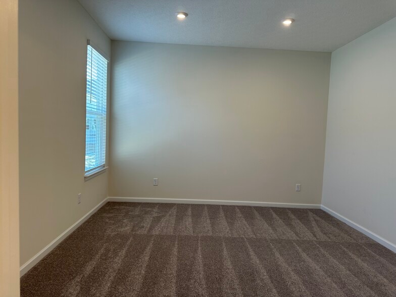 Building Photo - 1242 Fairstone Dr