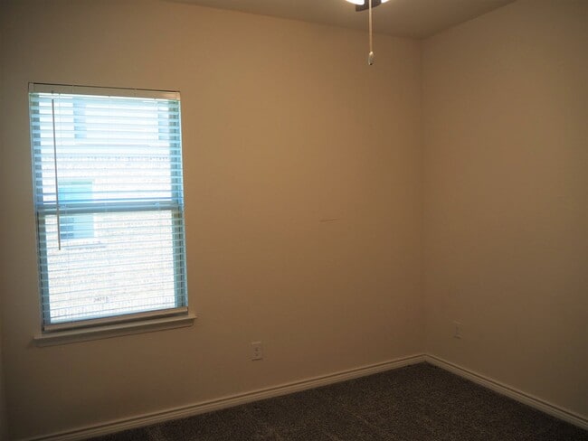 Building Photo - 2407 Klamath Dr