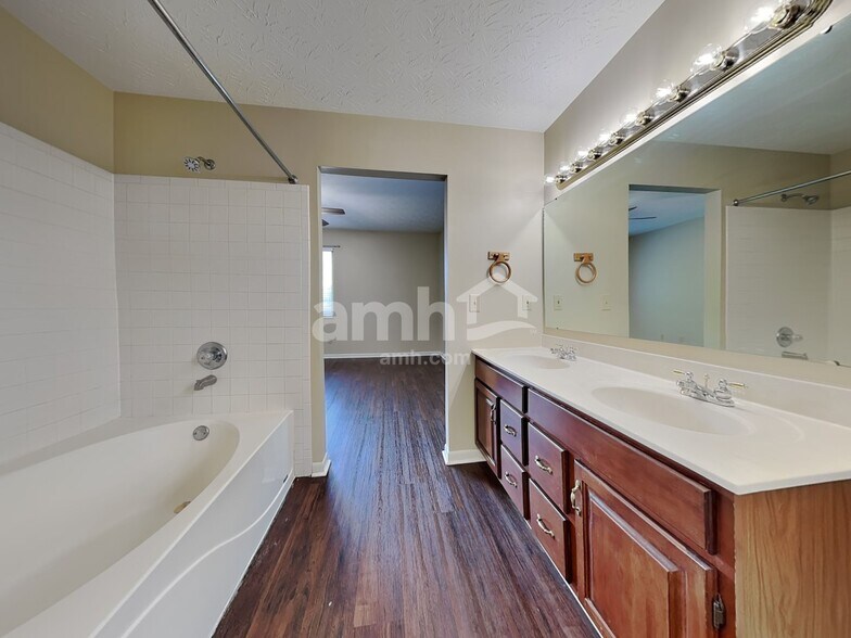 Building Photo - 9021 Crimson Oak Dr