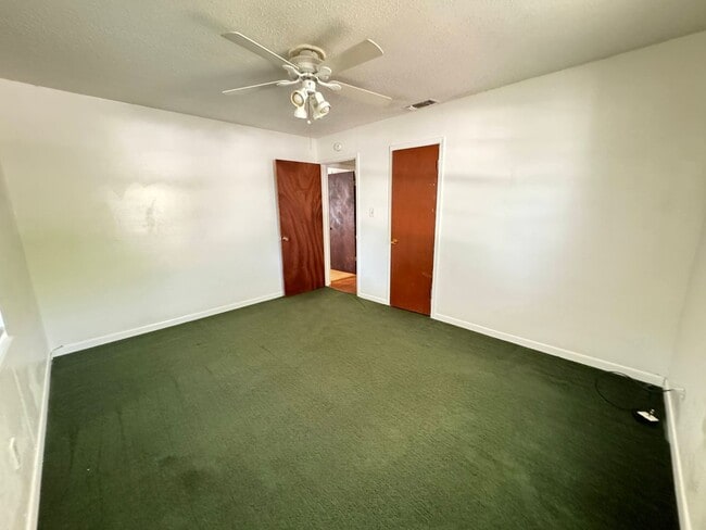 Building Photo - 212 W Robin Ln