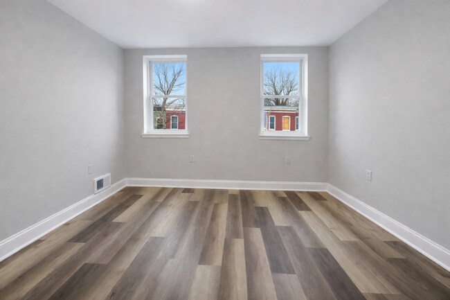 Building Photo - Renovated 3BR Rowhome with Central AC & Fenced Yard