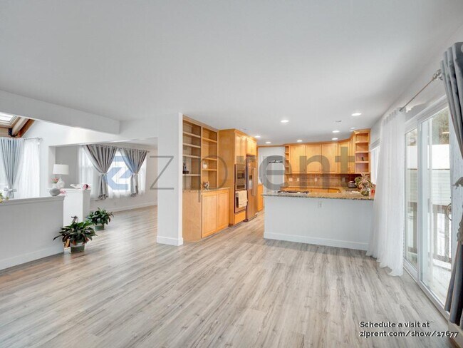 Building Photo - 4820 Seahurst Ave