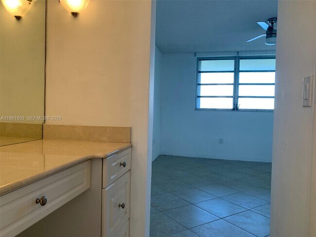 Building Photo - 2999 Point E Dr