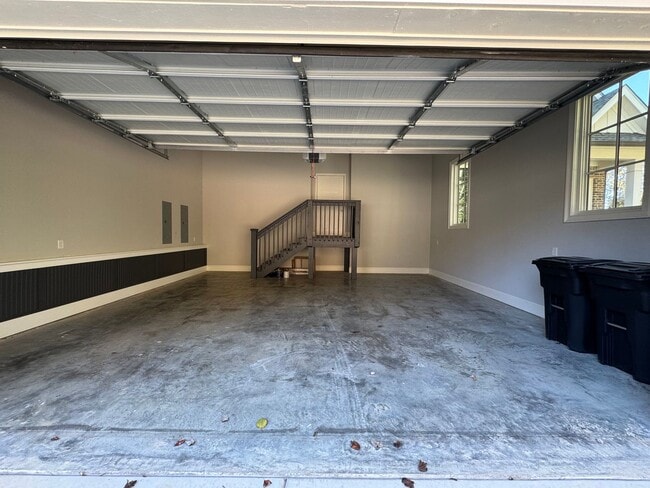 Building Photo - Grandeur Brick 4/3.5 with Bonus Room in Th...