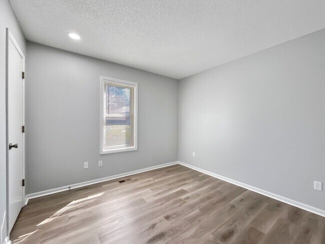 Building Photo - Charming 3-Bed, 2-Bath Home in Lees Summit with 2 Car Garage