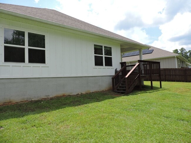 Building Photo - Easy access to shopping, interstate & Navy...