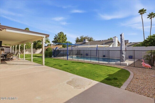 Building Photo - 6101 E Greenway Ln