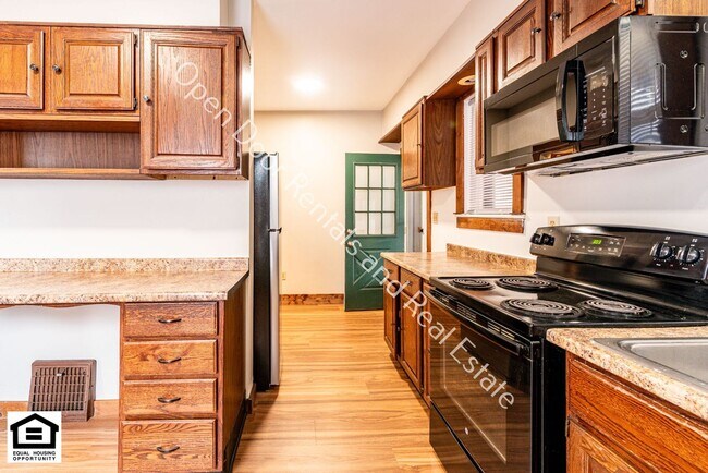 Building Photo - 114 W 2nd St