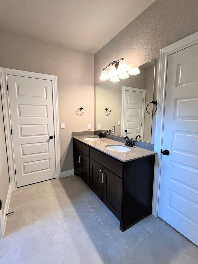 Building Photo - Georgeous 5-Bedroom in the Three Points Community