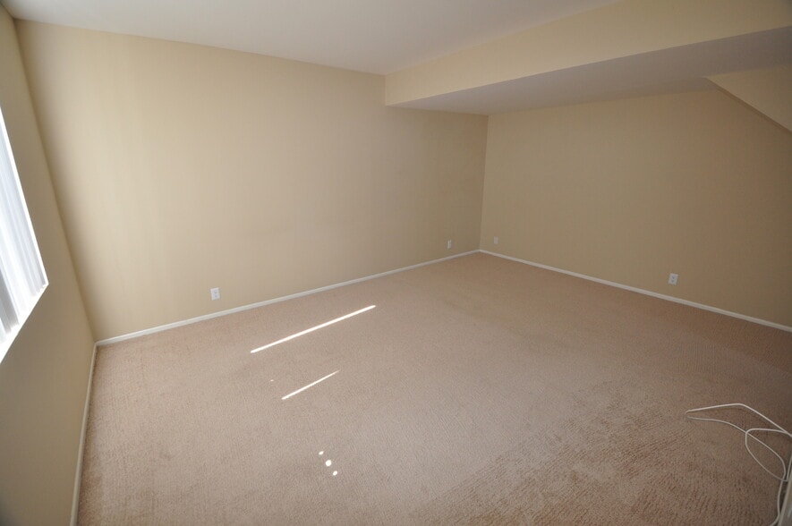 Building Photo - 6401 Riverton Ave