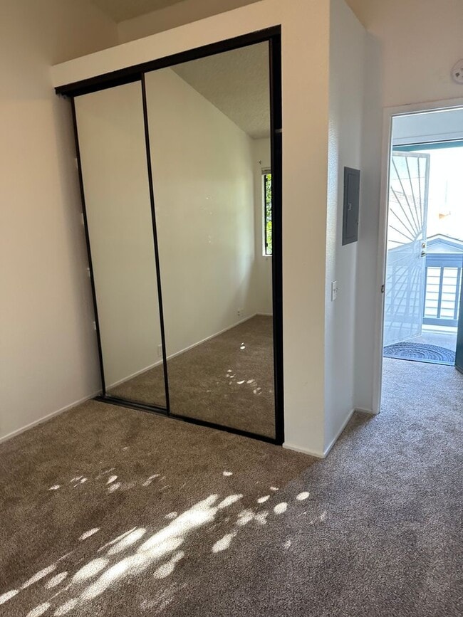 Building Photo - Upstairs 2 bed/1bath Apartment in Pacific Beach