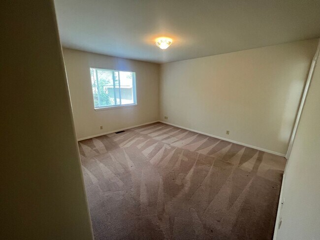 Building Photo - NE Bend 3 Bed/2 Bath Single Family Home - ...