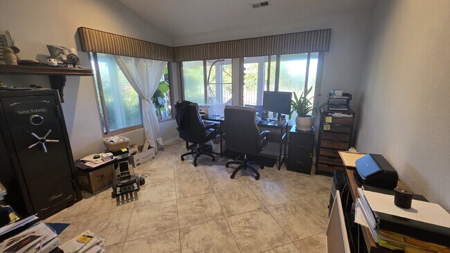 Building Photo - Beautiful home on the Shadowridge Golf Course