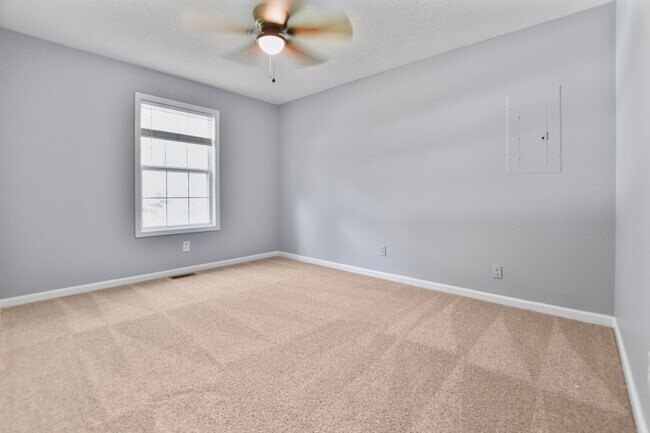 Building Photo - Pet Friendly Three Bedroom!