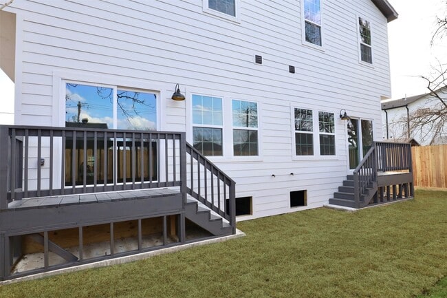 Building Photo - 421 E 41st St