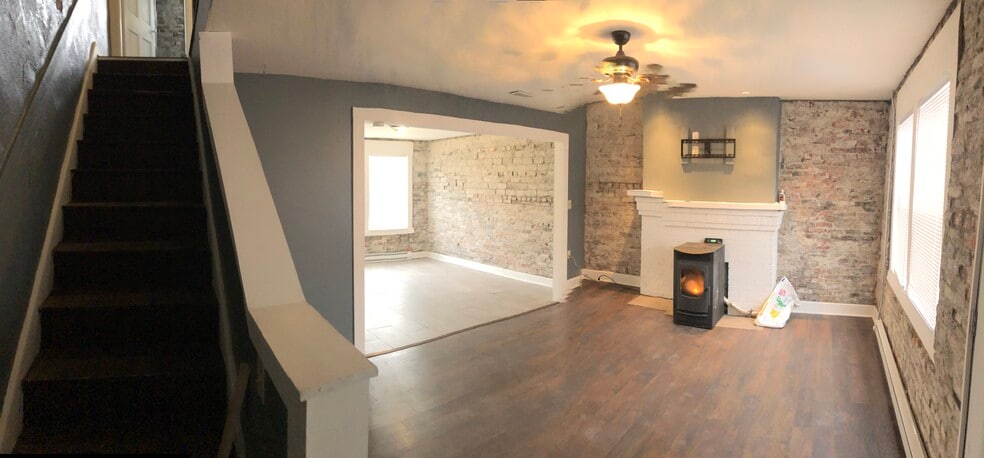 Family room - 262 S Green St